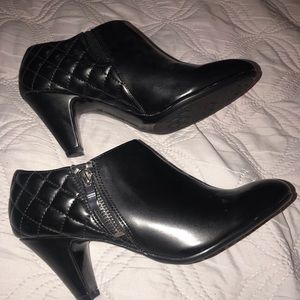 Naturalizer ankle boots, black, size 6.5